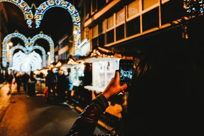 Stood between buildings photographed women in the evening
